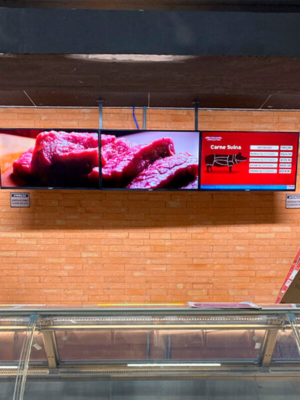TVs no açougue com ofertas de carne