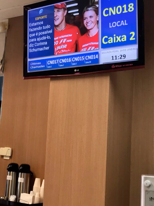 TV corporativa com notícias e chamada de senha